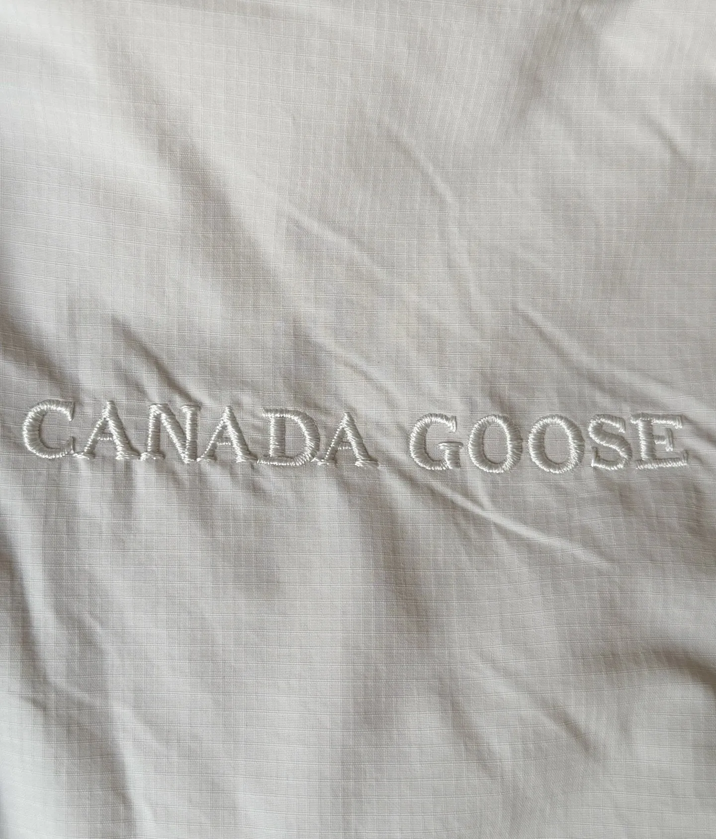 P800 canada goose/大GOose 25 reversible lamb wool flight jacket. It can be worn as a front or back and can be reshaped in any way. The inside and outside are the same color. The embroidered label pattern on the sleeve wall is limited. One side is made of lamb wool. It is delicate and gentle. The plush texture is light and full! The inner lining is polyester, which instantly transforms into an outdoor sports style! Basic neutral style can be combined at will, the most practical size: S M L Color: gray khaki black